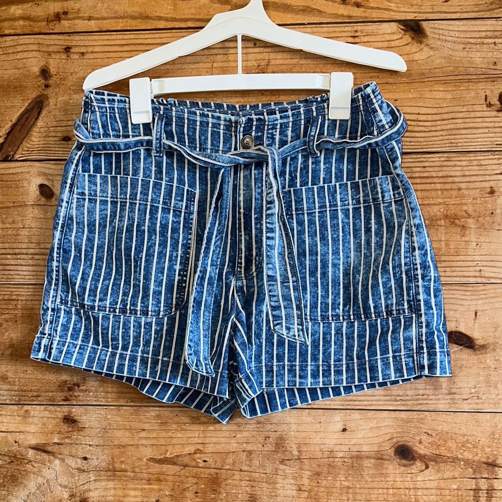 American Eagle Chambray Striped Tie Waist Paperbag Shorts Blue White